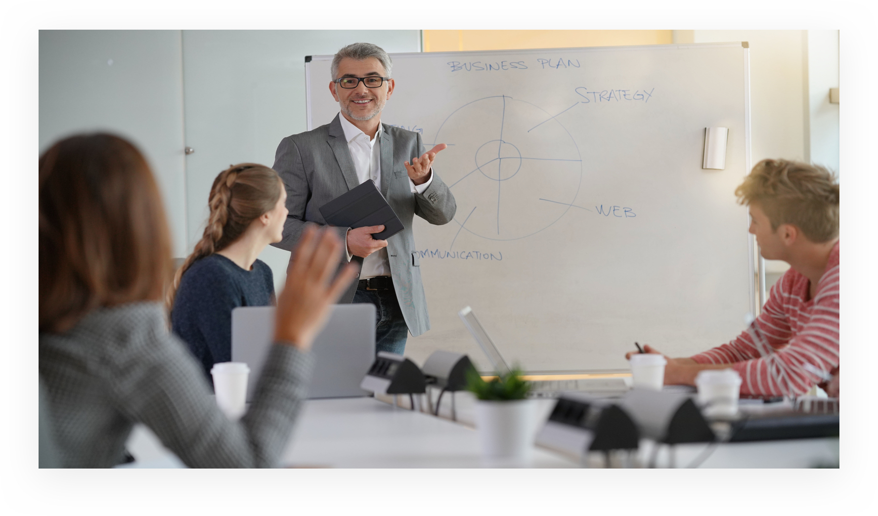 Economics in one lesson книга. Teachers of economics. Pedagogy of the heart. учитель с лампочкой над головой. Teaching economics in a lift.