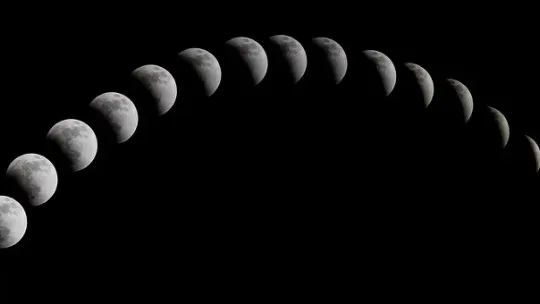 a-total-solar-eclipse-1113799__340.jpg